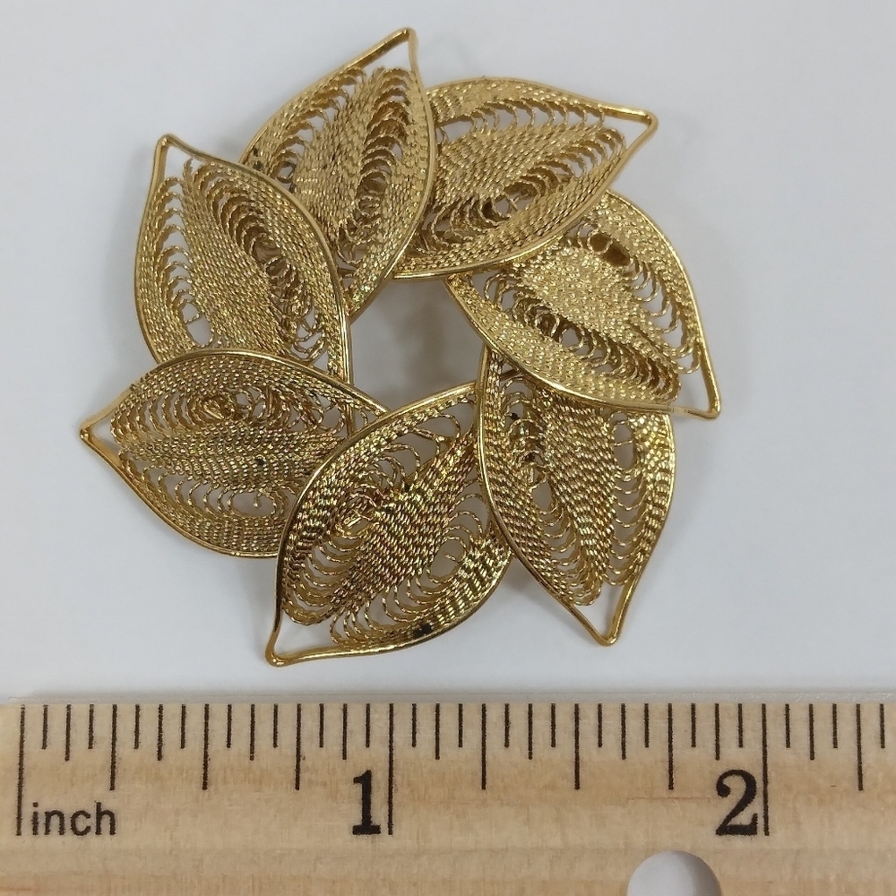 Vintage Filigree Brooch Gold Tone Leaves Circle Brushed Mid Century Flower - Picture 3 of 6